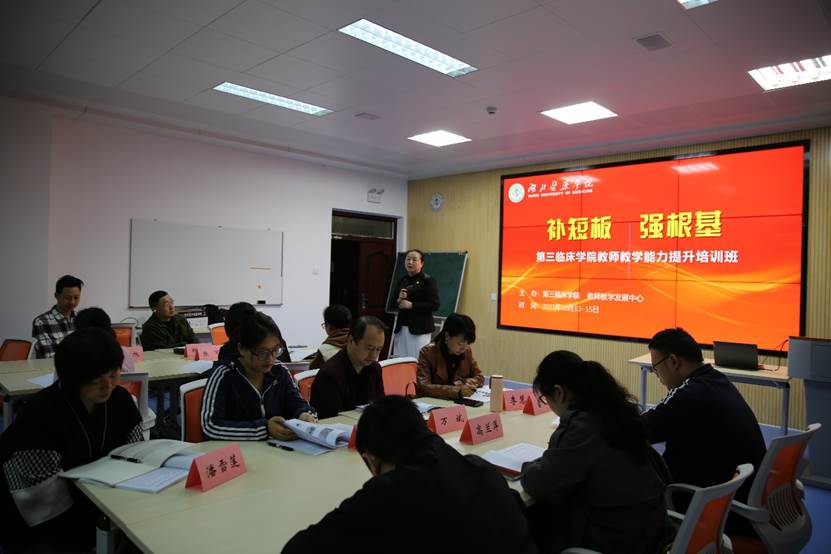 会议室里的人们描述已自动生成